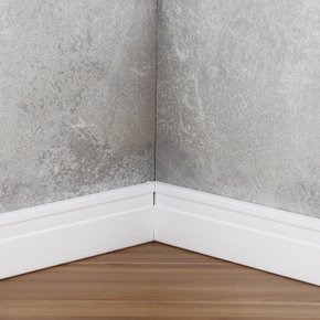 Rodapé Branco PVC com um friso 7cm Altura - Barra de 2m